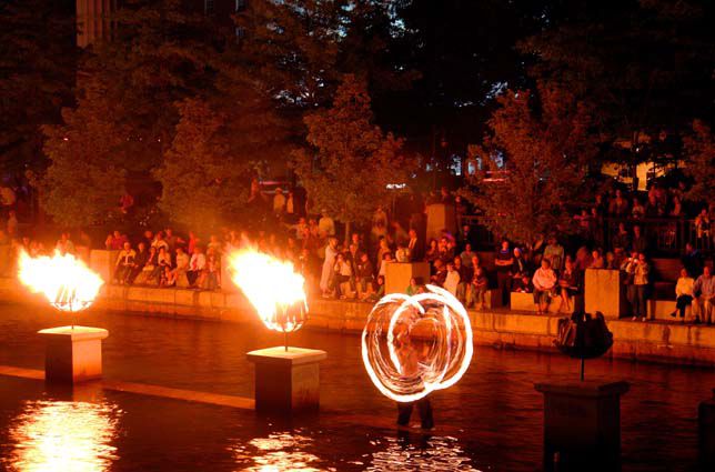 Feuerkünstler beim Water Fire Festival